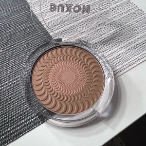 Buxom bronzer